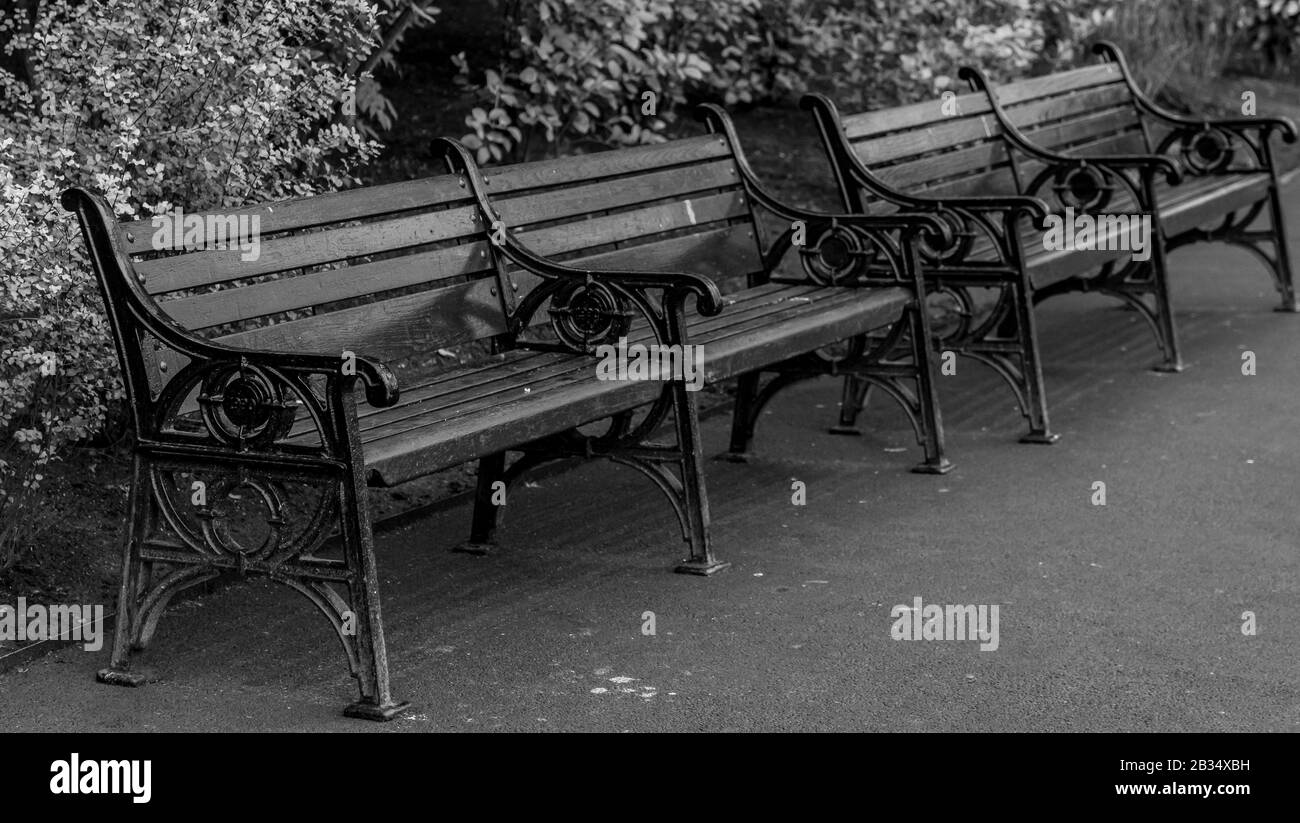 Panchine in un parco vicino a piazza Trfalgar Foto Stock