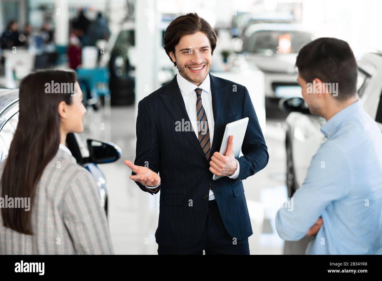 Venditore Di Automobili Professionale Che Vende Auto Che Lavora Nel Centro Di Dealership Foto Stock