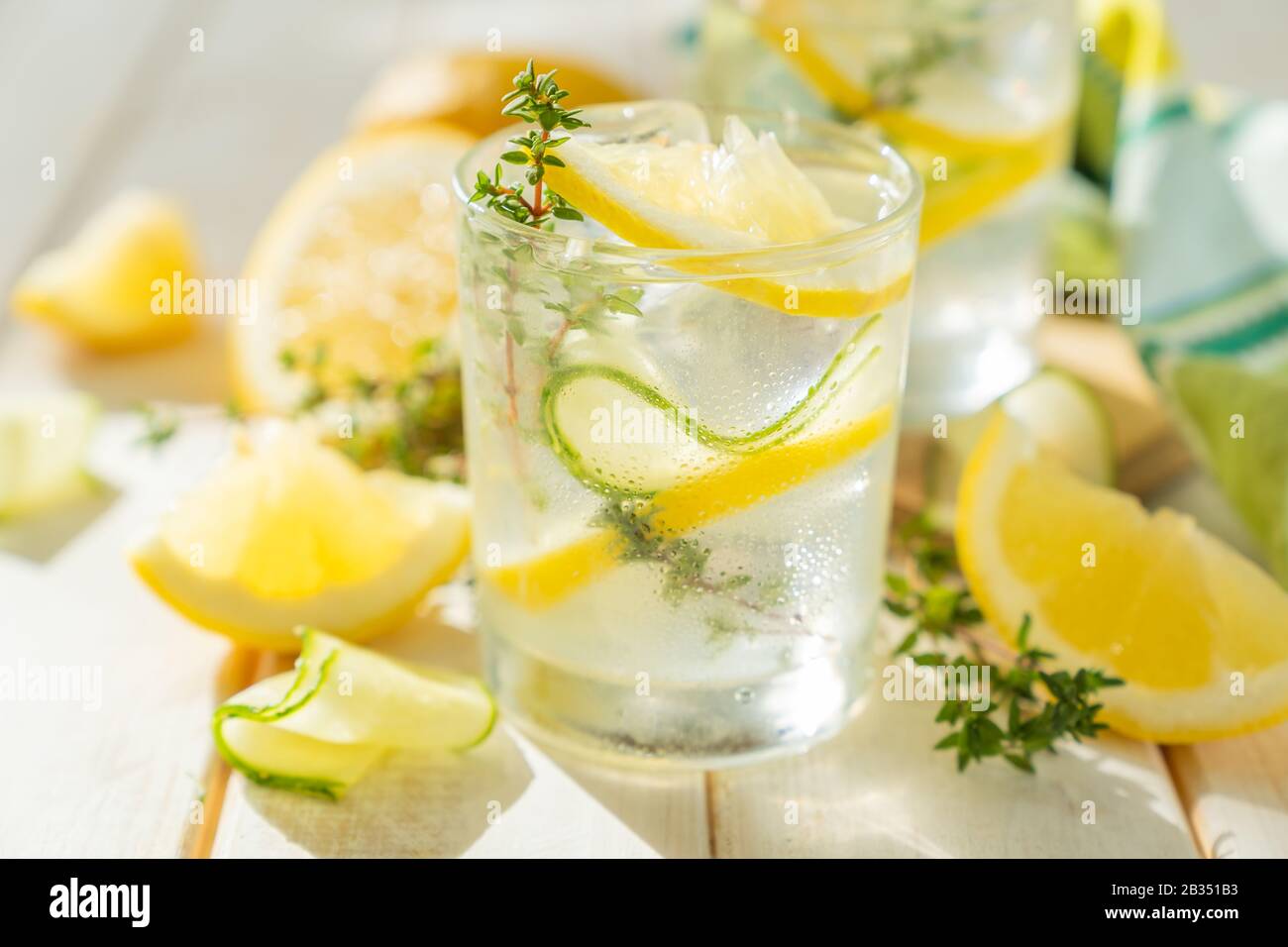 Bevande detox infuse acqua e ingredienti su sfondo di legno Foto Stock