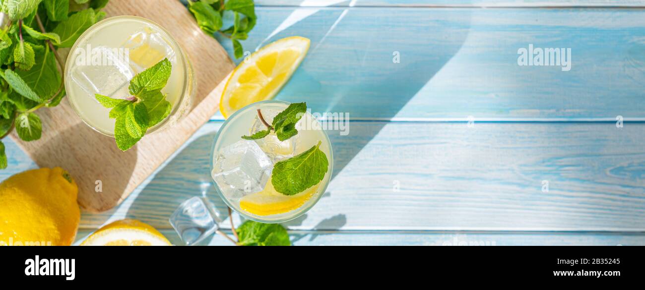 Limonata e ingredienti su sfondo di legno blu Foto Stock