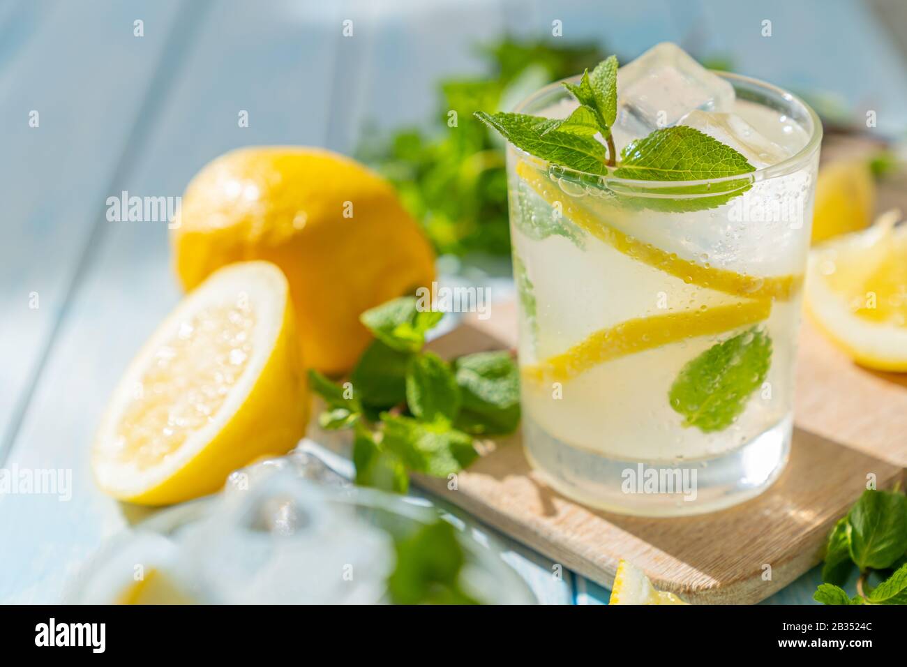 Limonata e ingredienti su sfondo di legno blu Foto Stock