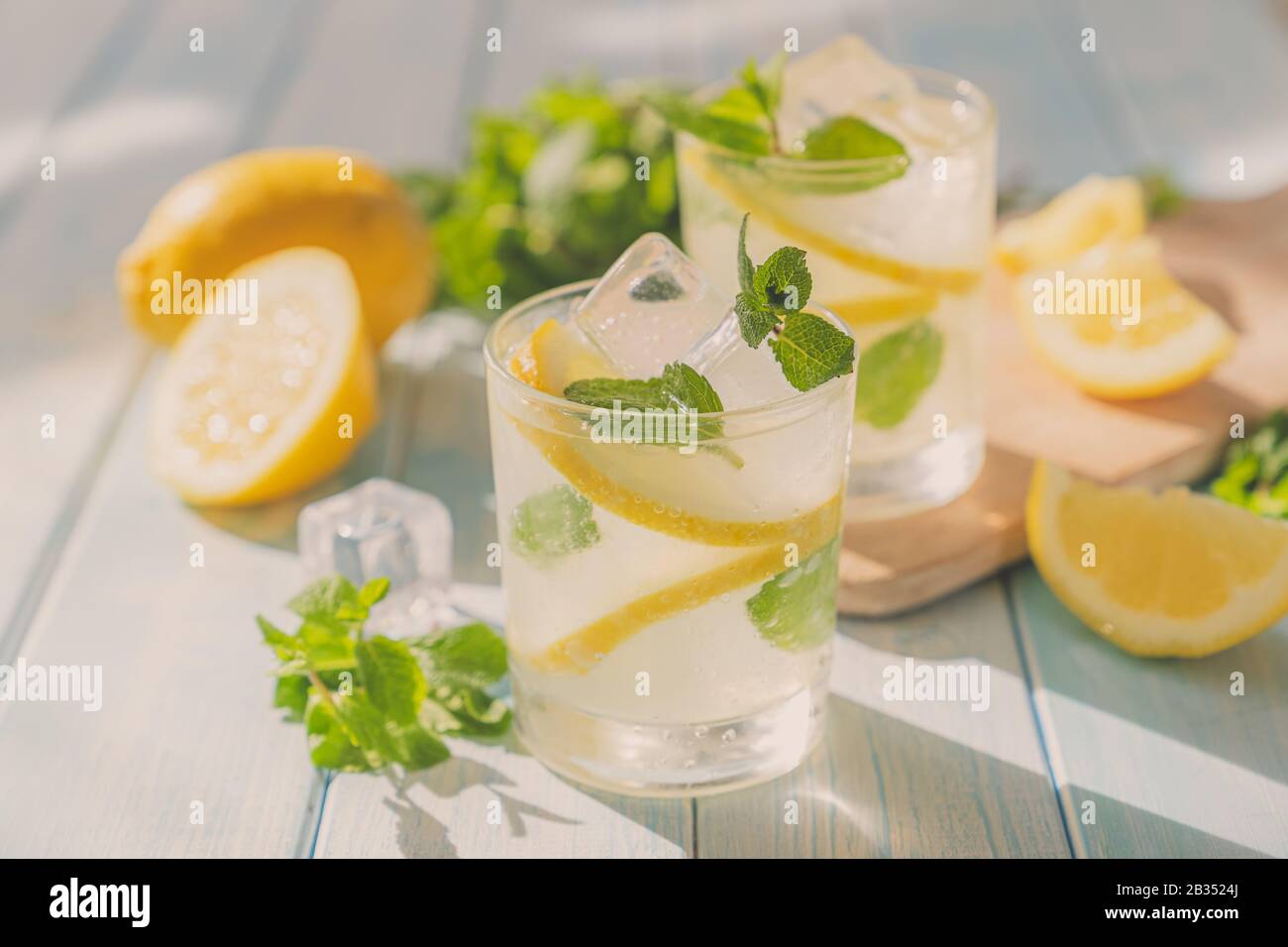 Limonata e ingredienti su sfondo di legno blu Foto Stock