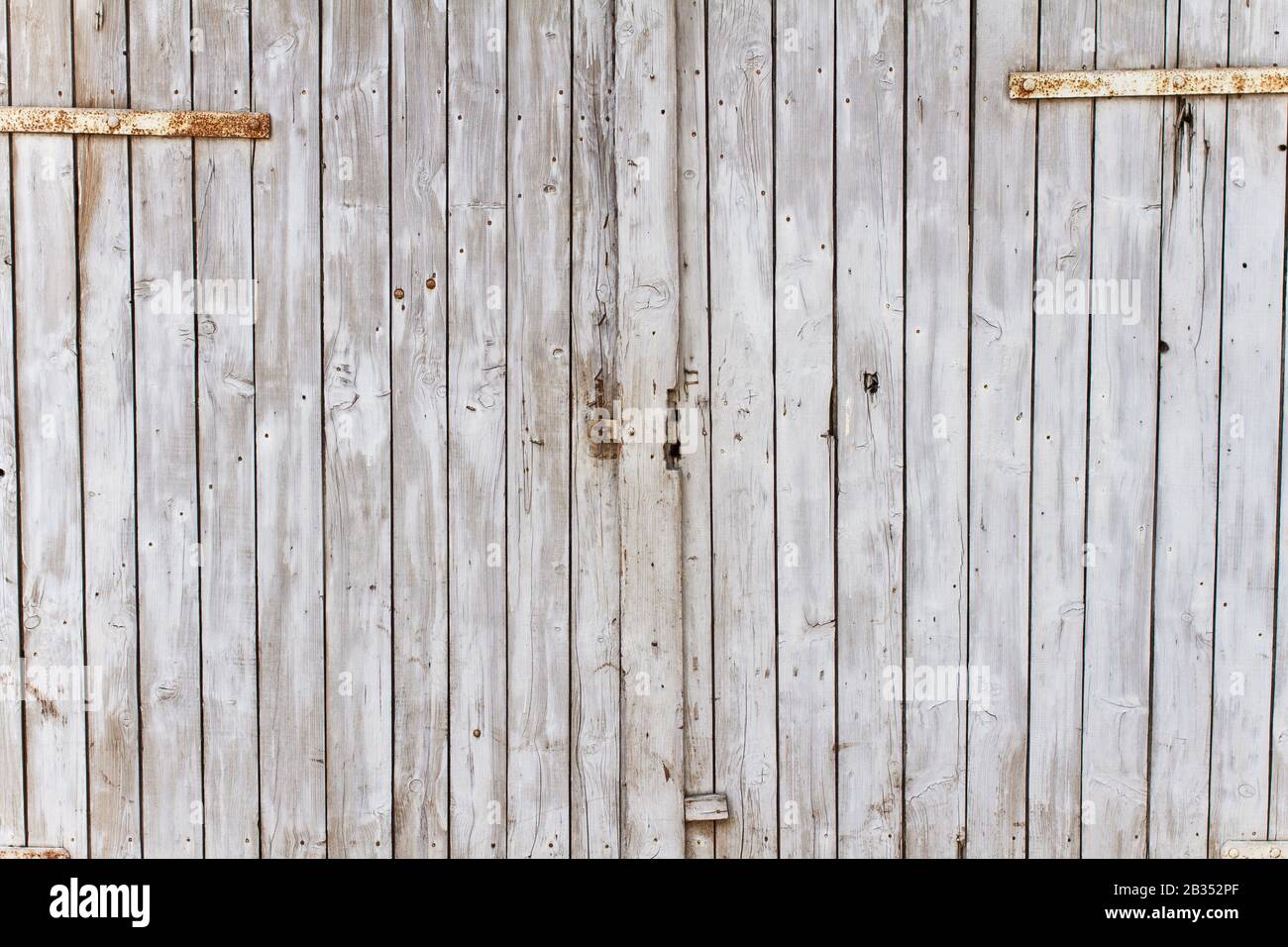 Vintage Barn Door: Porta vecchia fienile con pareti, originariamente dipinta di colore bianco Foto Stock