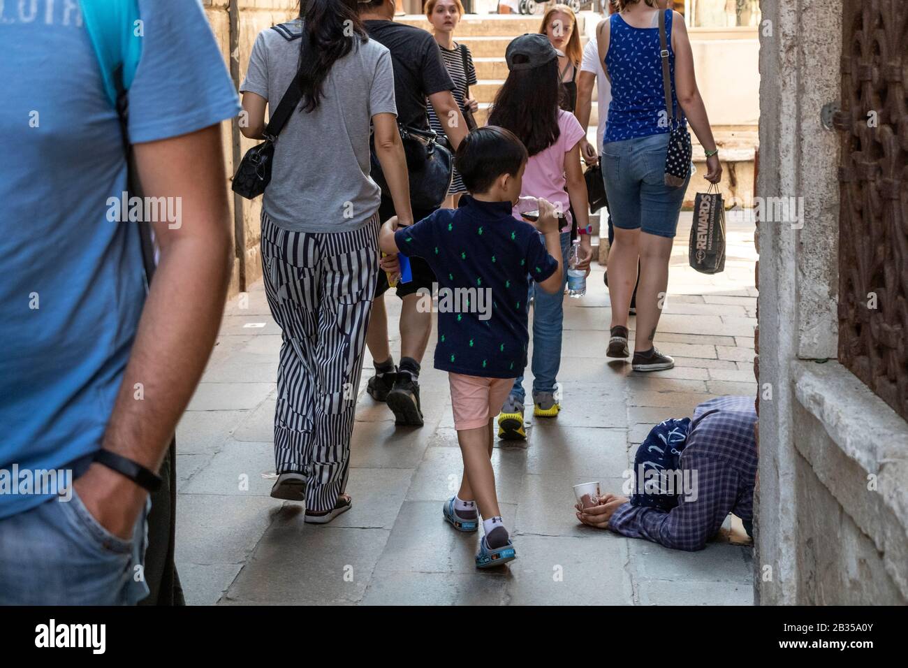 Donne che implorano per le strade di Venezia, Italia Foto Stock