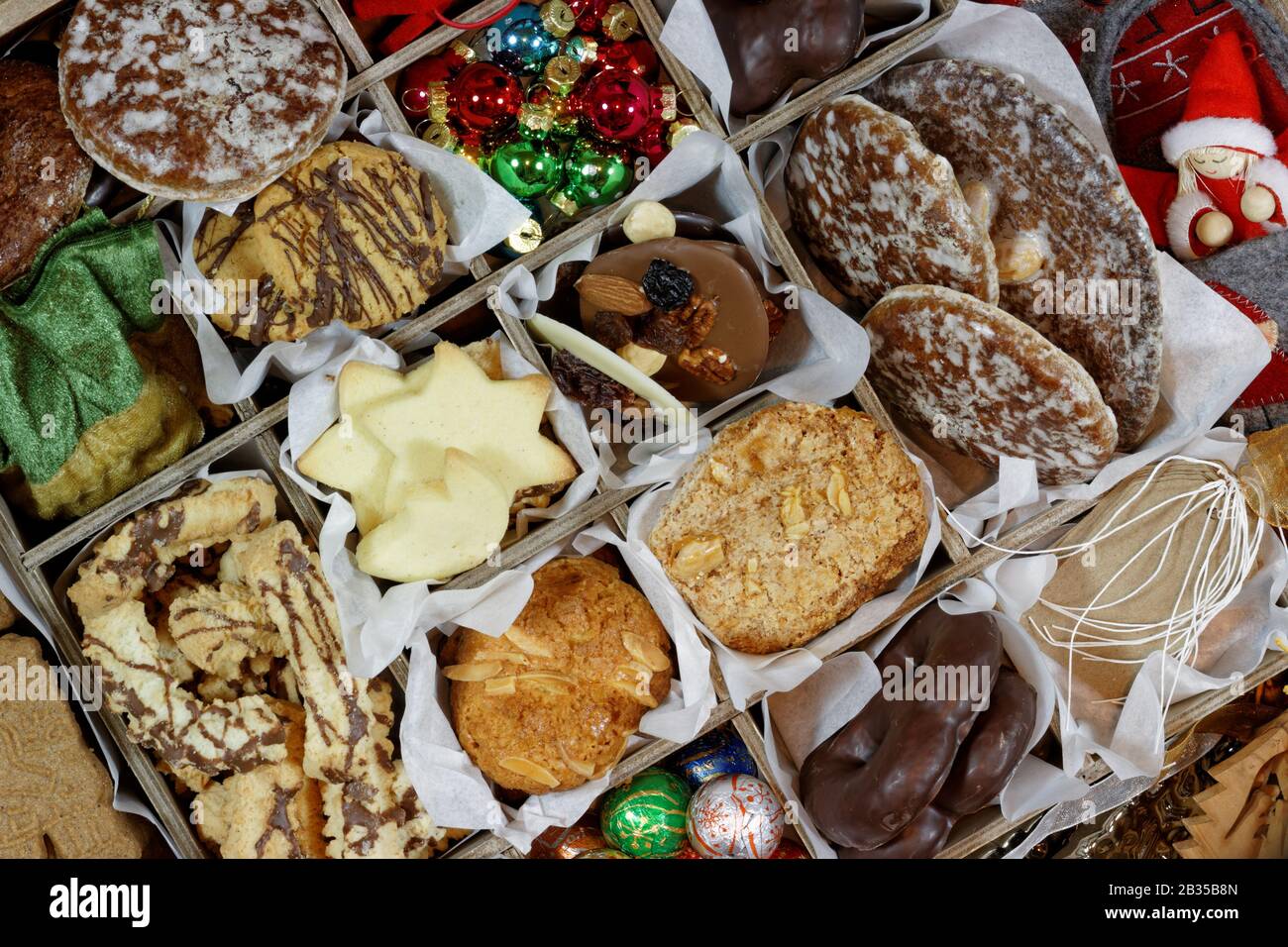 Scatola Di Immagazzinaggio Con I Biscotti Di Natale, Gli Ornamenti Di Natale Ed I Contrassegni Del Regalo Foto Stock