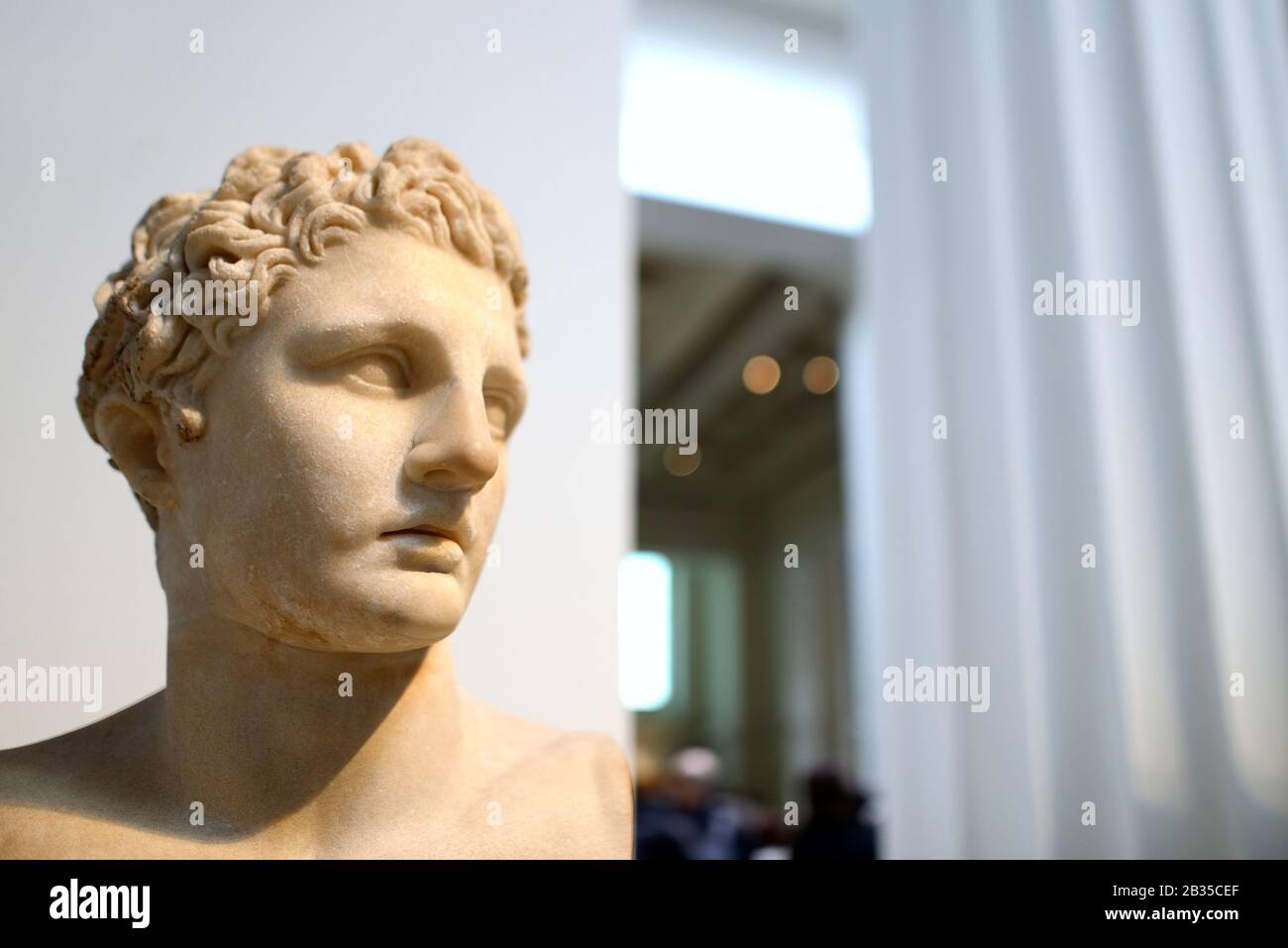 Londra, Inghilterra, Regno Unito. British Museum. Parian testa marmorea dell'eroe greco Meleagro (copia romana di originale greco c340BC) Foto Stock