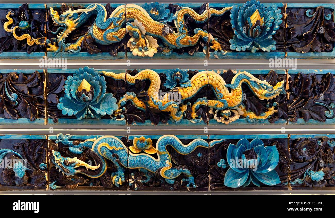 Drago smaltate piastrelle, fine della Dinastia Ming (1488-1644) nella provincia di Shanxi. British Museum, Bloomsbury, Londra, Inghilterra, Regno Unito. Mettere sugli edifici per proteggerli Foto Stock