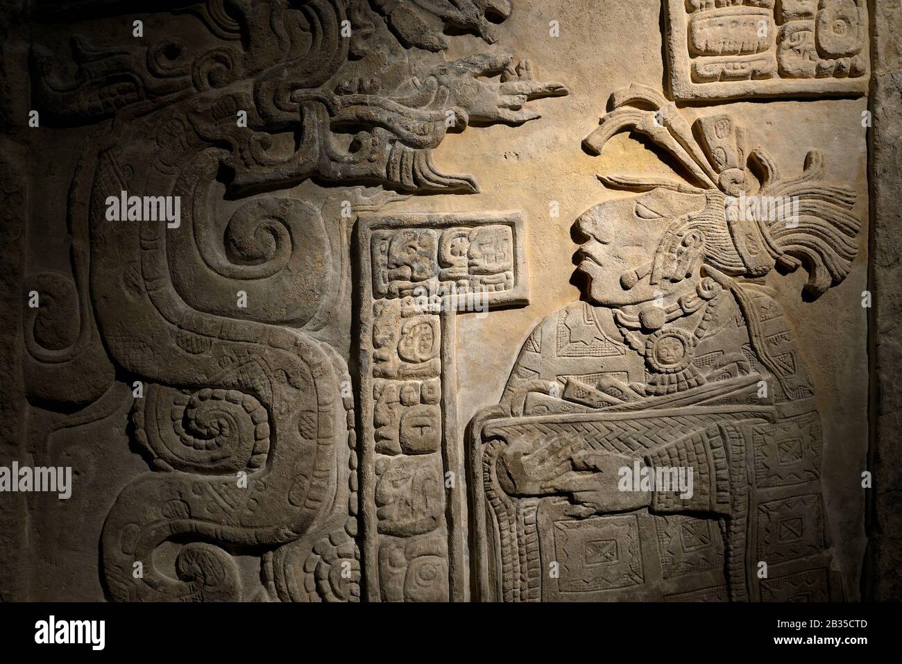 Londra, Inghilterra, Regno Unito. British Museum, Bloomsbury. Yaxchilan Mayan architrave, (600-900) Da Yaxchilán, Messico. Un'apparizione di serpente da un tempio Maya Foto Stock