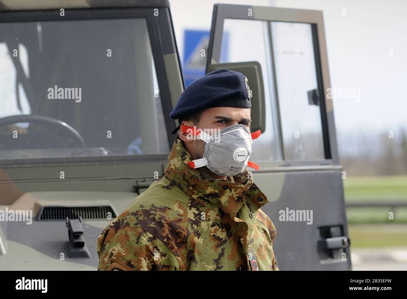Epidemia di virus di Covid-19 in Italia - la 'Red zone', un gruppo di comuni della provincia di Lodi, a circa sessanta chilometri a sud di Milano. È qui che ha avuto inizio in Italia l'epidemia di virus Covid 19 (Coronavirus 19) e si è verificato il maggior numero di infezioni. Nessuno può entrare o uscire, tranne con un permesso speciale dalla Prefettura. Gli ingressi sono rigorosamente sorvegliati dalla polizia, Carabinieri, polizia finanziaria e esercito. Foto Stock