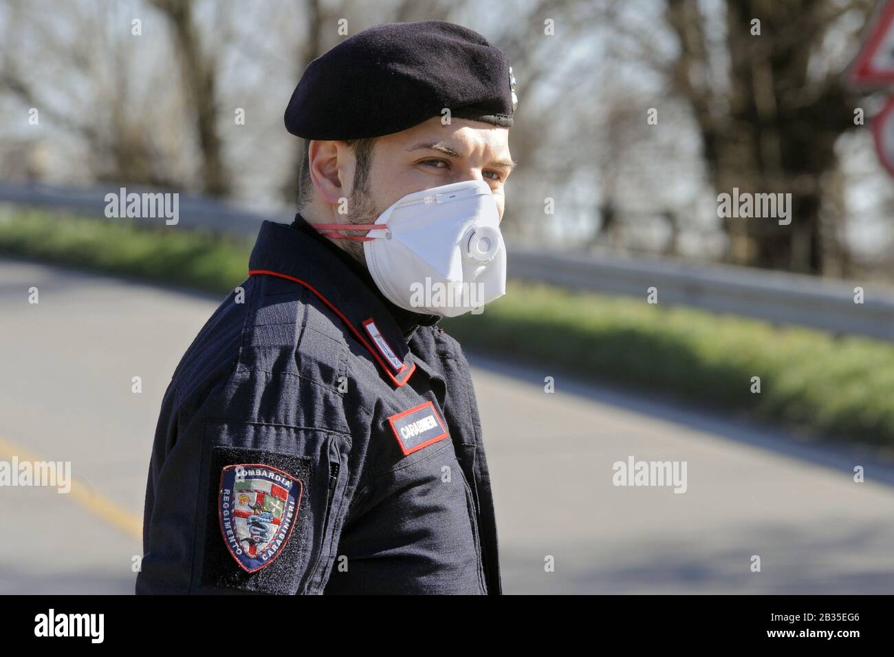 Epidemia di virus di Covid-19 in Italia - la 'Red zone', un gruppo di comuni della provincia di Lodi, a circa sessanta chilometri a sud di Milano. È qui che ha avuto inizio in Italia l'epidemia di virus Covid 19 (Coronavirus 19) e si è verificato il maggior numero di infezioni. Nessuno può entrare o uscire, tranne con un permesso speciale dalla Prefettura. Gli ingressi sono rigorosamente sorvegliati dalla polizia, Carabinieri, polizia finanziaria e esercito. Foto Stock