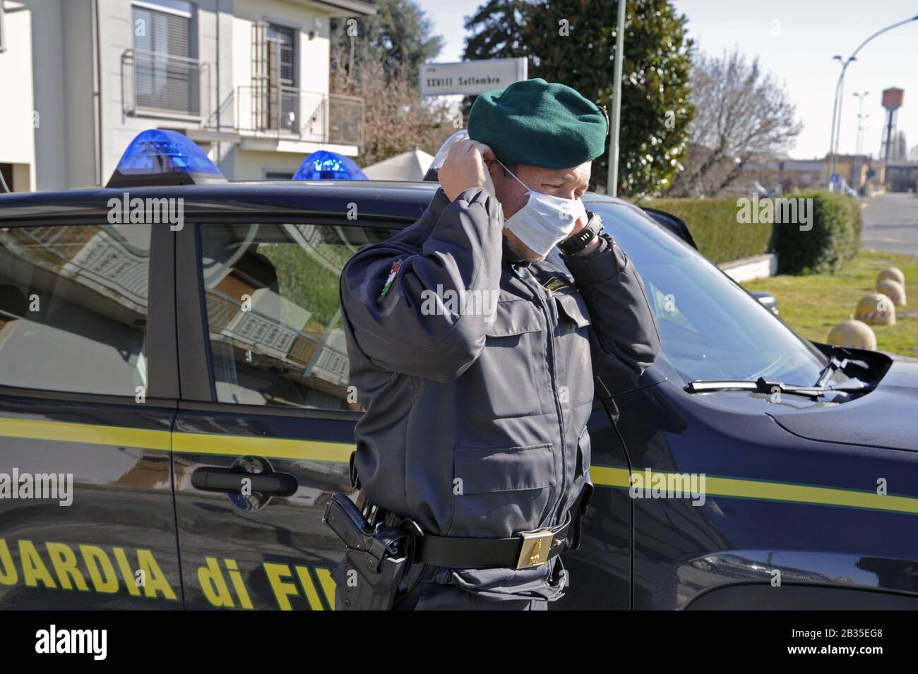 Epidemia di virus di Covid-19 in Italia - la 'Red zone', un gruppo di comuni della provincia di Lodi, a circa sessanta chilometri a sud di Milano. È qui che ha avuto inizio in Italia l'epidemia di virus Covid 19 (Coronavirus 19) e si è verificato il maggior numero di infezioni. Nessuno può entrare o uscire, tranne con un permesso speciale dalla Prefettura. Gli ingressi sono rigorosamente sorvegliati dalla polizia, Carabinieri, polizia finanziaria e esercito. Foto Stock
