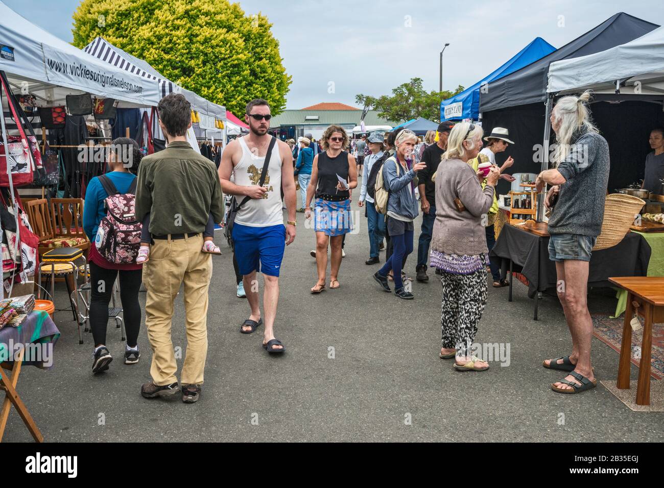 Passersby Al Mercato Domenicale A Motueka, Tasman District, South Island, Nuova Zelanda Foto Stock