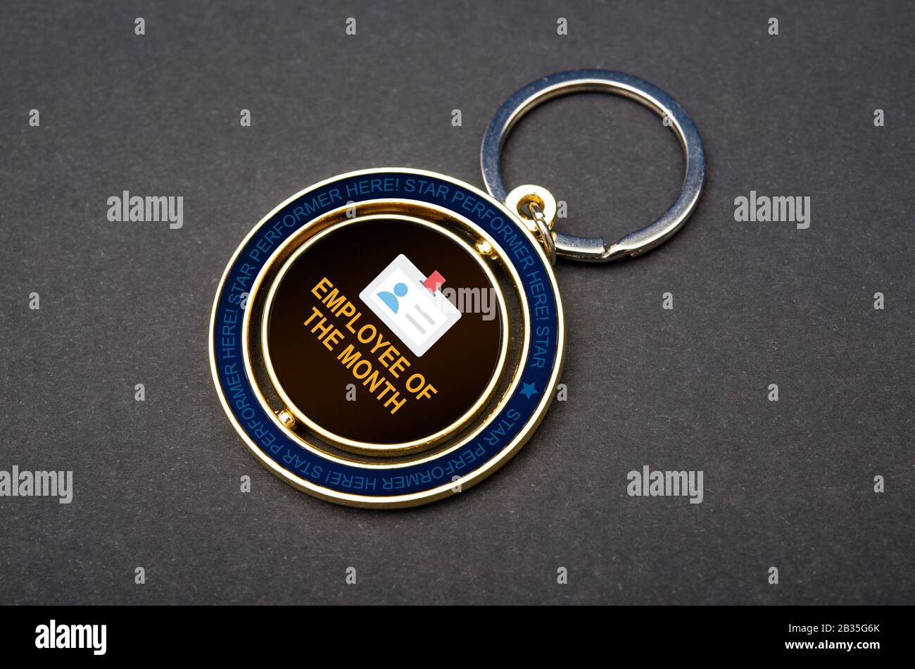 Vista ravvicinata del dipendente del badge del mese e delle portachiavi con spazio di copia Foto Stock