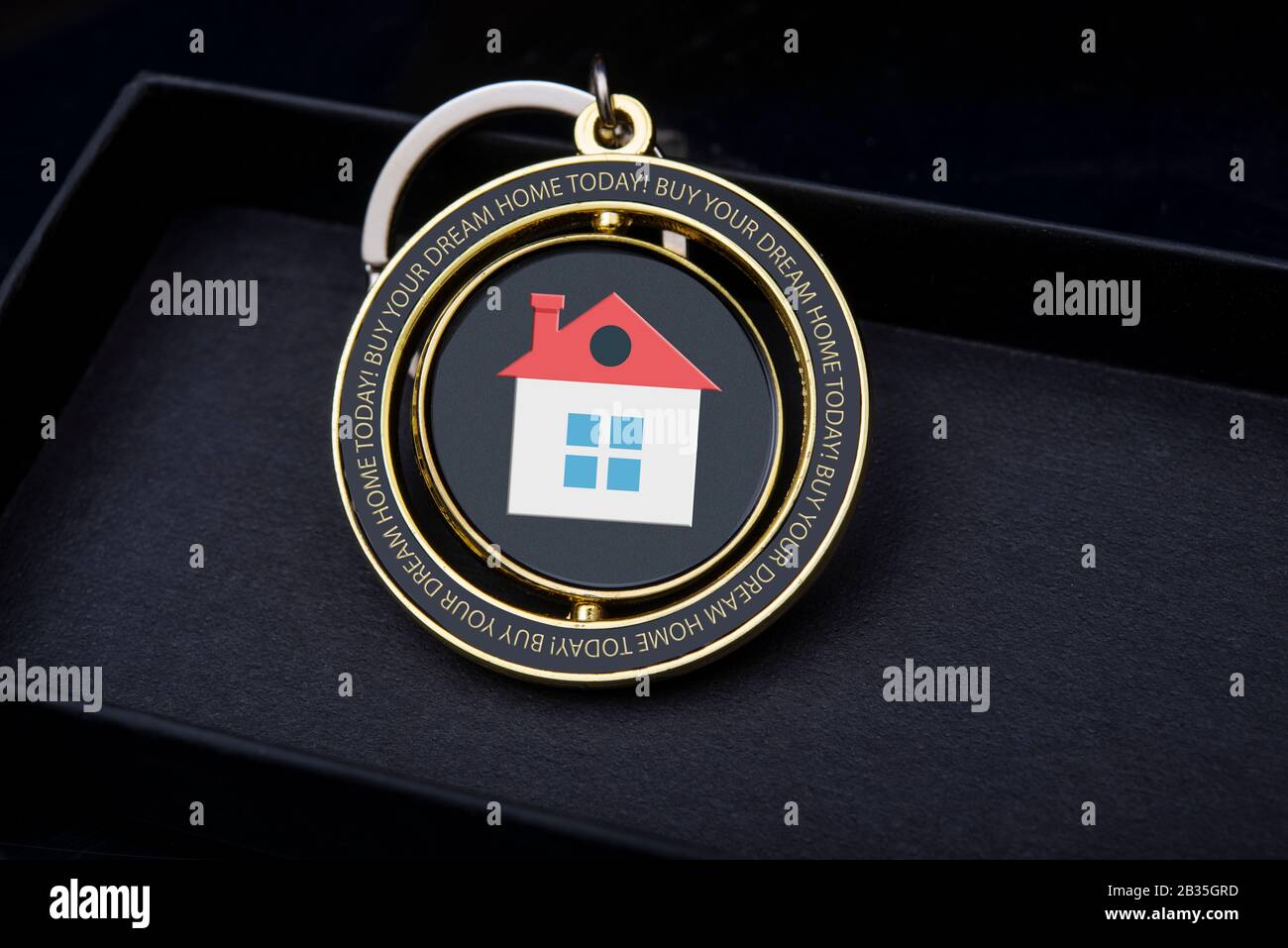 Primo piano vista di acquistare il tuo sogno casa oggi badge con casa icona e copia spazio Foto Stock
