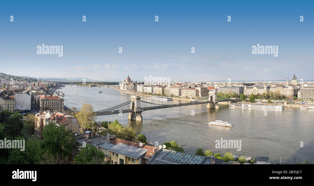 Vista dalla collina di Castello con il Széchenyi il Ponte della Catena, il Parlamento ungherese edificio e il fiume Danubio. Budapest, Ungheria. Foto Stock