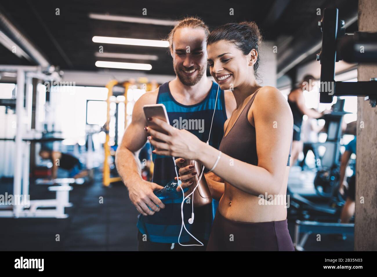 Gruppo di amici divertendosi in palestra, fare una selfie Foto Stock