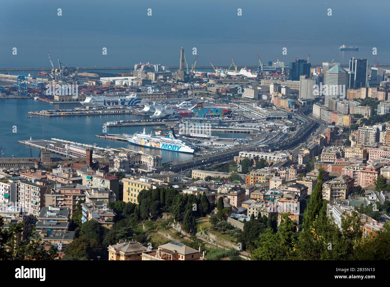 Veduta aerea del porto di Genova. È uno dei più grandi porti del Mediterraneo, e il porto più trafficato d'Italia Foto Stock