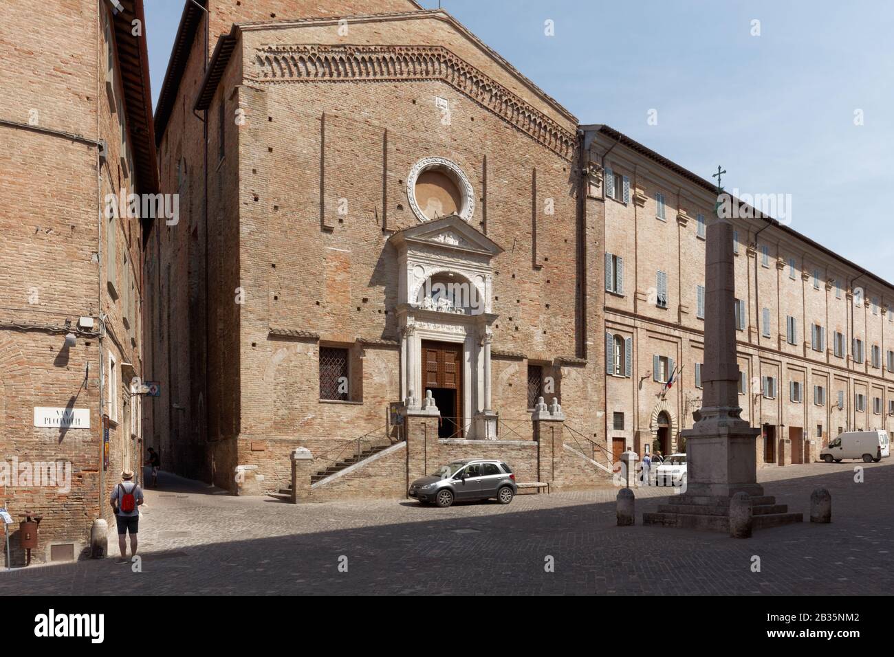 Chiesa gotica di San Domenico e obelisco egiziano a Urbino. Si tratta di uno dei dodici obelischi egiziani originali Foto Stock