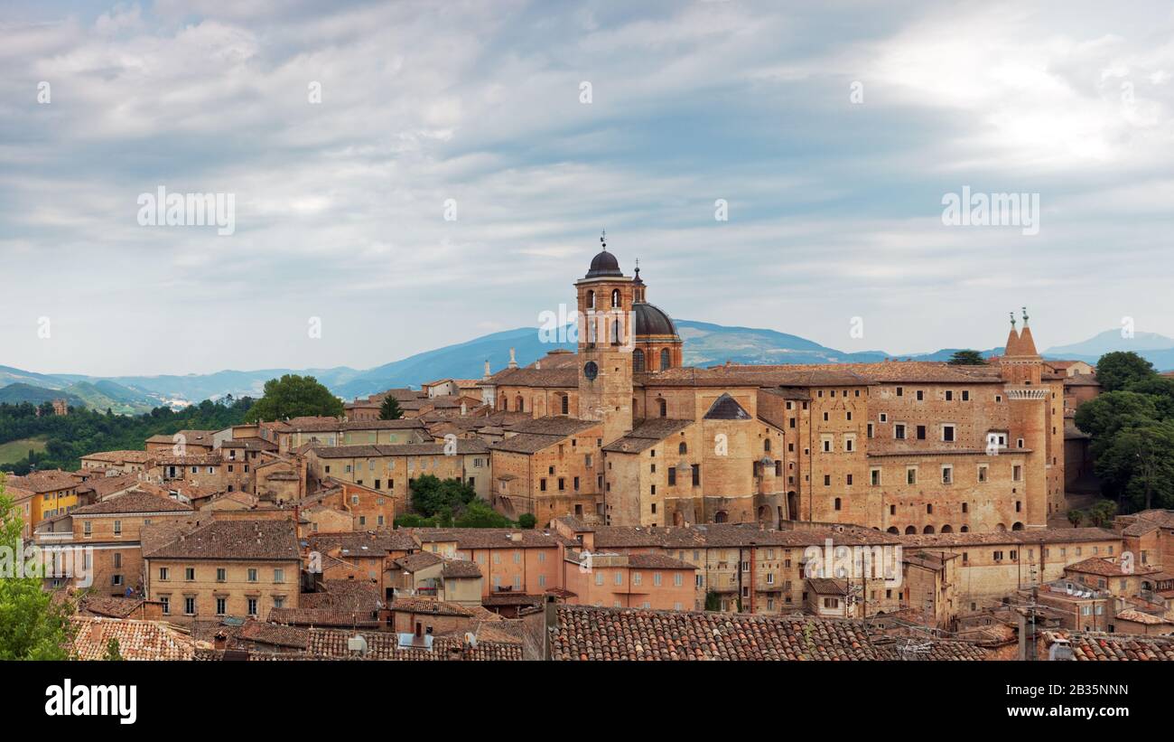 Vista del centro storico di Urbino, Italia. La parte storica della città è elencato come patrimonio mondiale UNESCO Foto Stock