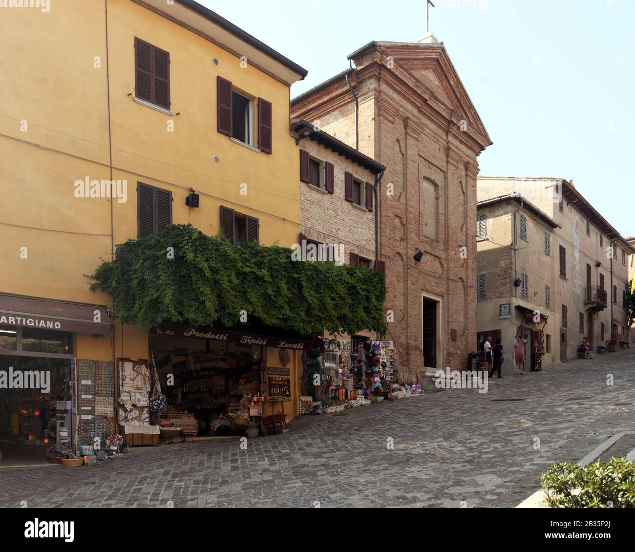 Negozi e Santissimo Sacramento in Piazza Novembre a Gradara, Italia Foto Stock