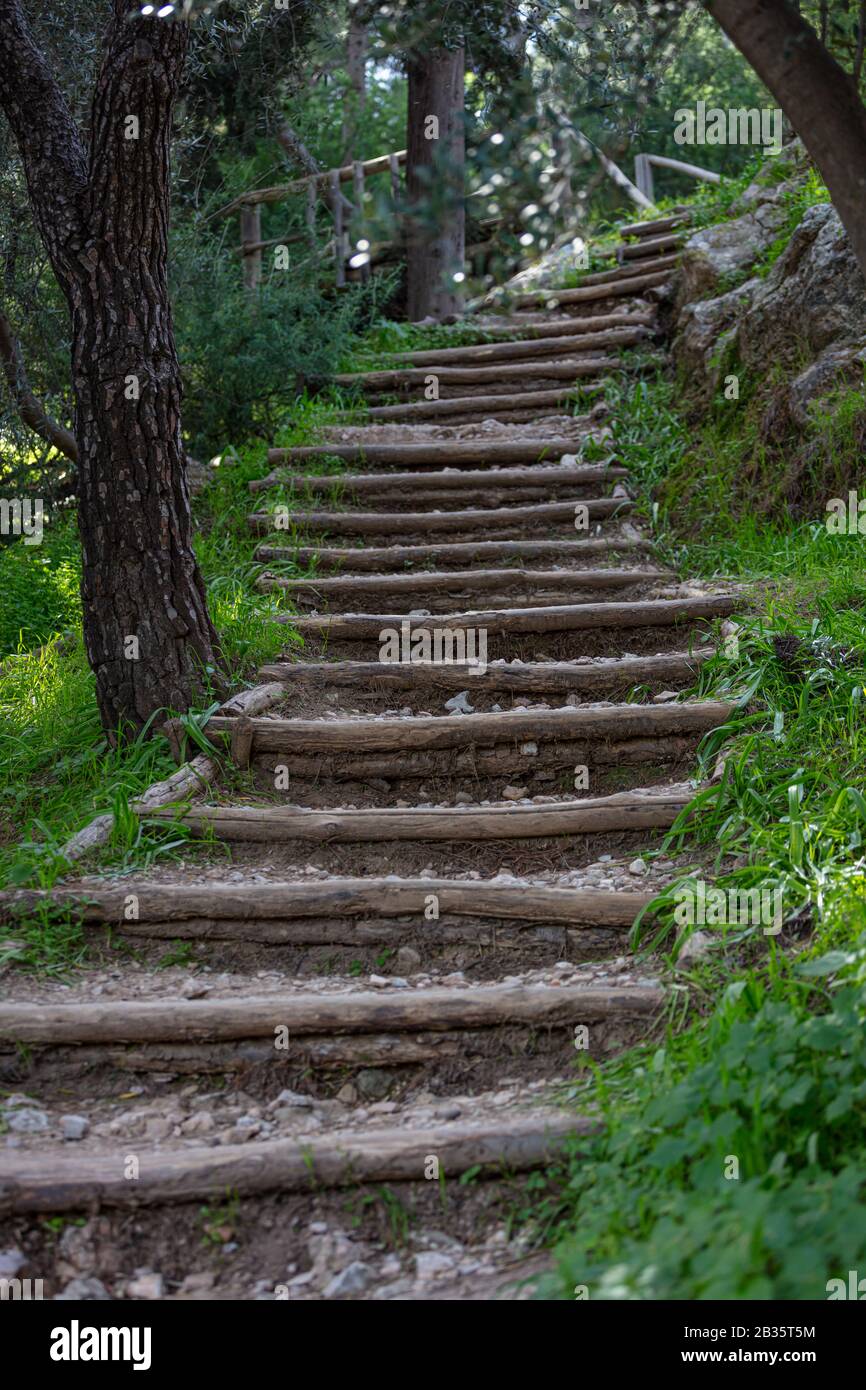 Scale in legno sulla collina di Filopappou, in Grecia guidare i visitatori da un sentiero in legno alla cima di esso. Avventura, trekking e sano stile di vita a nat selvaggio Foto Stock