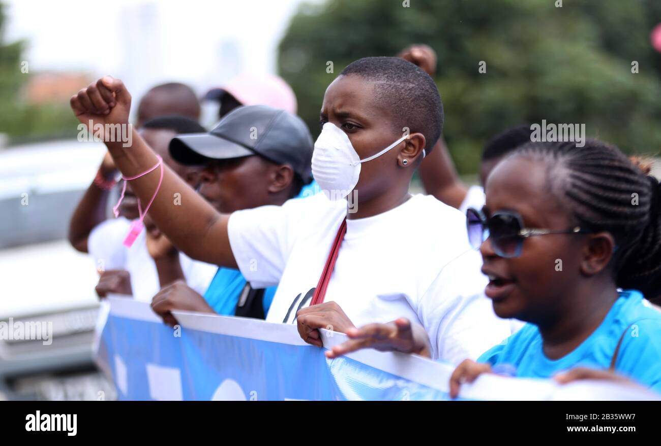 I membri della società civile incitano slogan durante una protesta nella città di Nairobi chiedendo al governo di fermare i voli diretti tra il Kenya e la Cina e attraverso altri aeroporti temendo Coronavirus può diffondersi nel paese a causa dei legami commerciali e dei massicci movimenti dai paesi asiatici. La società civile vuole anche il governo Assumere un ruolo proattivo nelle campagne di sensibilizzazione e nella preparazione, nonché evacuare oltre 100 studenti kenioti che si trovano a Wuhan, l'epicentro dell'epidemia di Coronavirus. Hanno presentato la petizione al Ministero della Sanità, degli interni e del Ministero dei Trasporti. Nigeria, Algeria E Ad Es Foto Stock