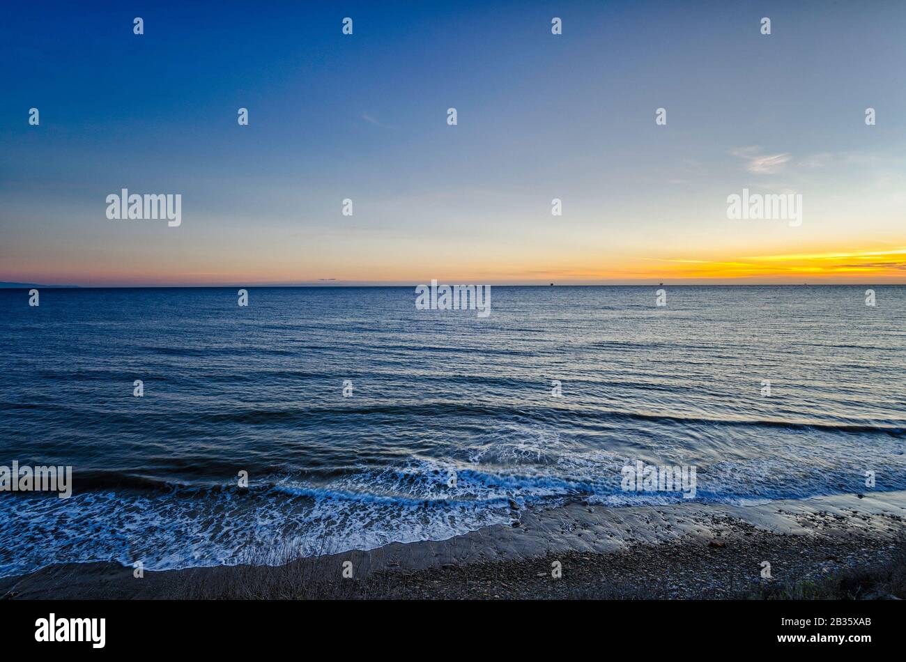 Il sole tramonta sulla spiaggia statale di Refugio a Goleta, California. Foto Stock