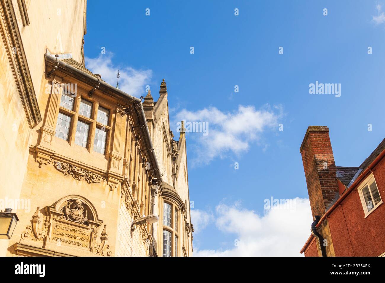 Intricato Lavoro In Pietra all'angolo della vecchia biblioteca di Oxford. Ora Houses Museum Di Oxford Foto Stock