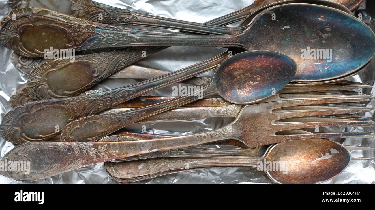 Cucchiai e forchette cupronickel. Vecchie posate coperte di placca Foto Stock