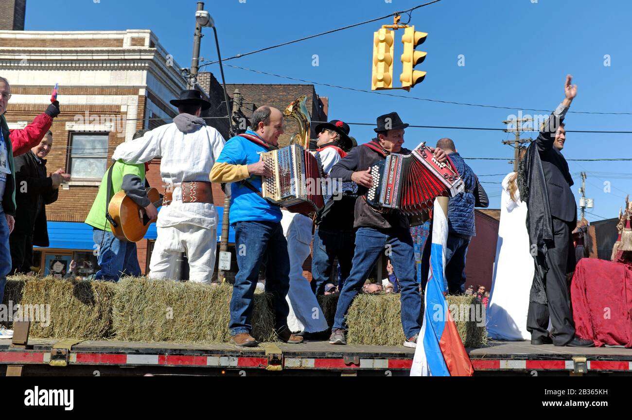 Suonatori di fisarmonica partecipano alla sfilata 2020 di Cleveland Kurentovanje lungo St.Clair Avenue a Cleveland, Ohio, USA. Foto Stock