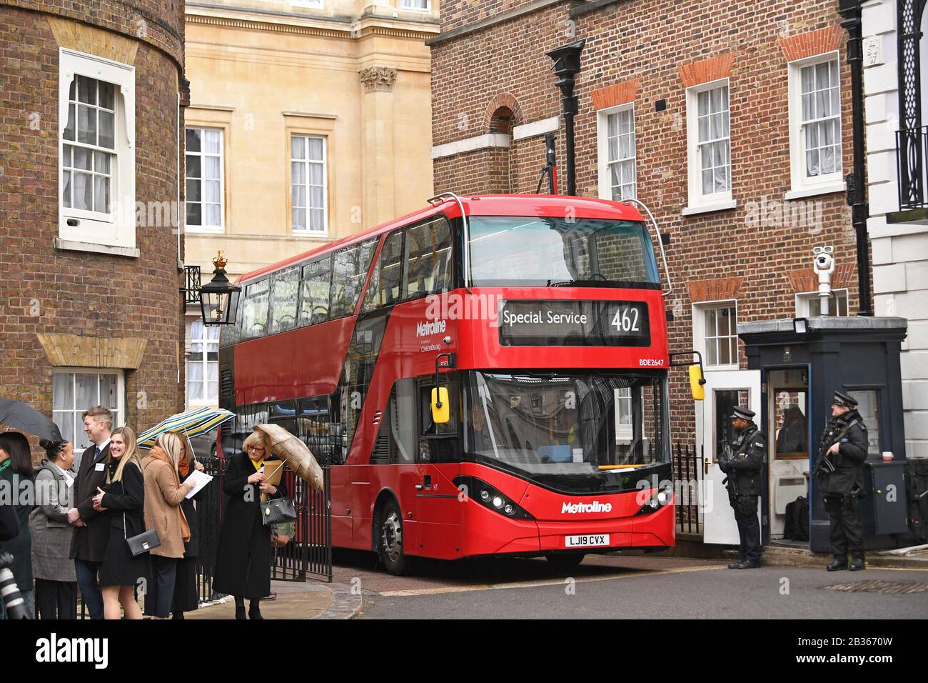 Un nuovo autobus elettrico a due piani che verrà utilizzato dal Principe del Galles e dalla Duchessa di Cornovaglia per lasciare la Clarence House a Londra e andare al London Transport Museum, dove si terrà una festa per celebrare 20 anni di trasporto per Londra. Foto Stock
