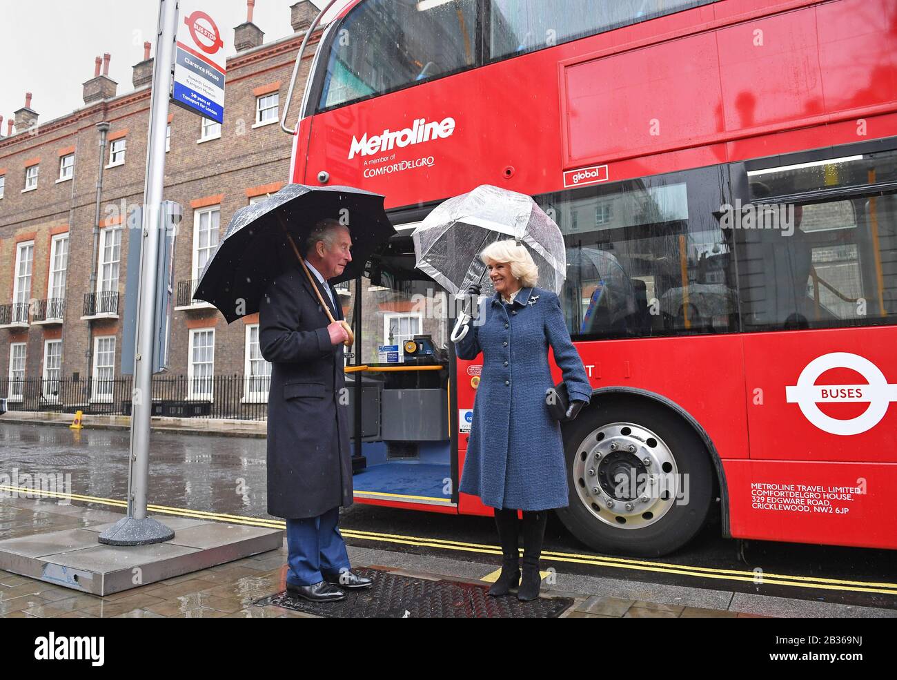 Il Principe di Galles e la Duchessa di Cornovaglia prima di salire a bordo di un nuovo autobus elettrico a due piani per lasciare Clarence House a Londra per andare al London Transport Museum per partecipare alle celebrazioni per celebrare 20 anni di trasporto per Londra. Foto Stock