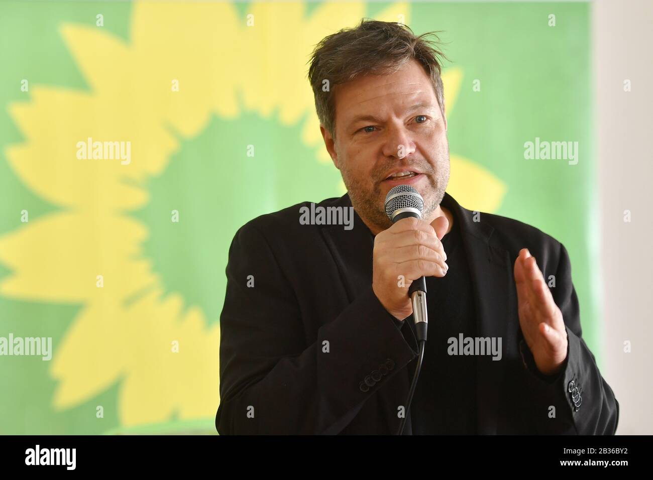 Grafing, Germania. 04th Mar, 2020. Robert HABECK (Presidente federale Buendnis90/Die Gruenen) in occasione di una campagna elettorale a Grafing in occasione delle elezioni locali del 2020 in Baviera il 4th marzo 2020. Gesto, immagine singola, singolo motivo tagliato, ritratto, ritratto, ritratto? Sven SIMON Fotoentur GmbH & Co. Pressefoto KG Prinzess-Luise-Str 45479 M uelheim/R uhr Tel 0208/9413250 Numero Fax 0208/9413260 N. GLS Bank N. BLZ 430 609 67 N. Kto. 4030 025 100 N. IBAN DE75 4306 0967 4030 0251 00 N. BIC GENODEM1GLS N. WWW.SVENSIMON.NET. | utilizzo credito mondiale: DPA/Alamy Live News Foto Stock