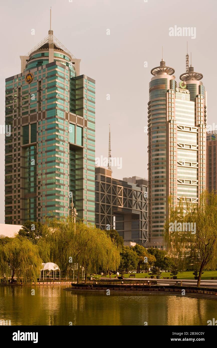 Shanghai, Cina - Skyline di moderni uffici nel quartiere finanziario di Lujiazui da Central Greenfield a Pudong. Foto Stock