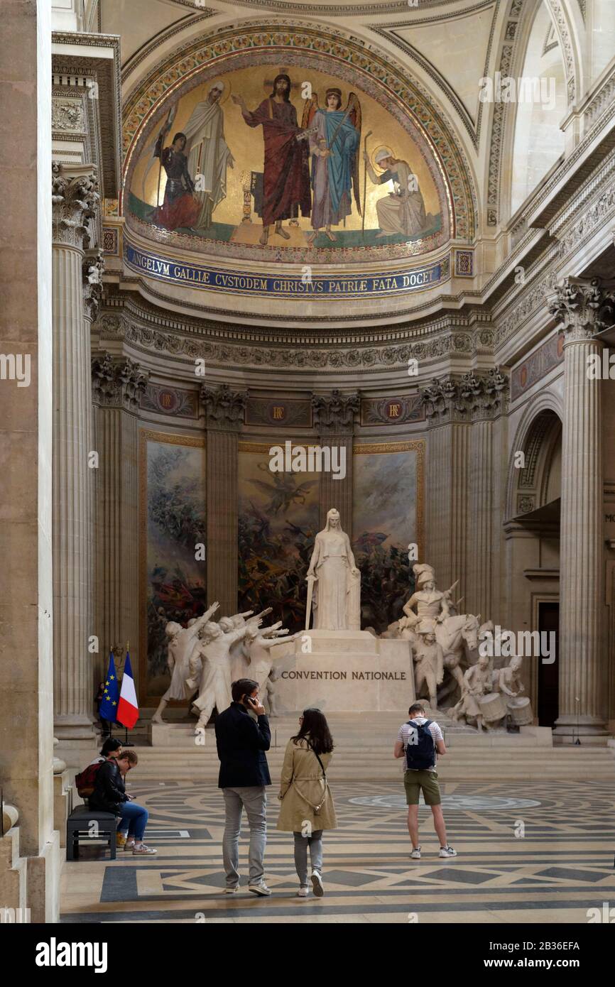 Francia, Parigi, quartiere Latino, Pantheon (1790) in stile neoclassico, edificio a forma di croce greca costruito da Jacques Germain Soufflot e Jean Baptiste Rondelet, la scultura della Convenzione Nazionale dell'artista François Leon Sicard con la triptique alla gloria dipinta da Edouard Detaille sullo sfondo Foto Stock