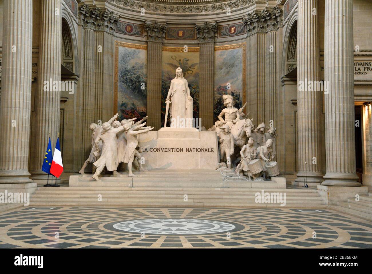 Francia, Parigi, quartiere Latino, Pantheon (1790) in stile neoclassico, edificio a forma di croce greca costruito da Jacques Germain Soufflot e Jean Baptiste Rondelet, la scultura della Convenzione Nazionale dell'artista François Leon Sicard con la triptique alla gloria dipinta da Edouard Detaille sullo sfondo Foto Stock