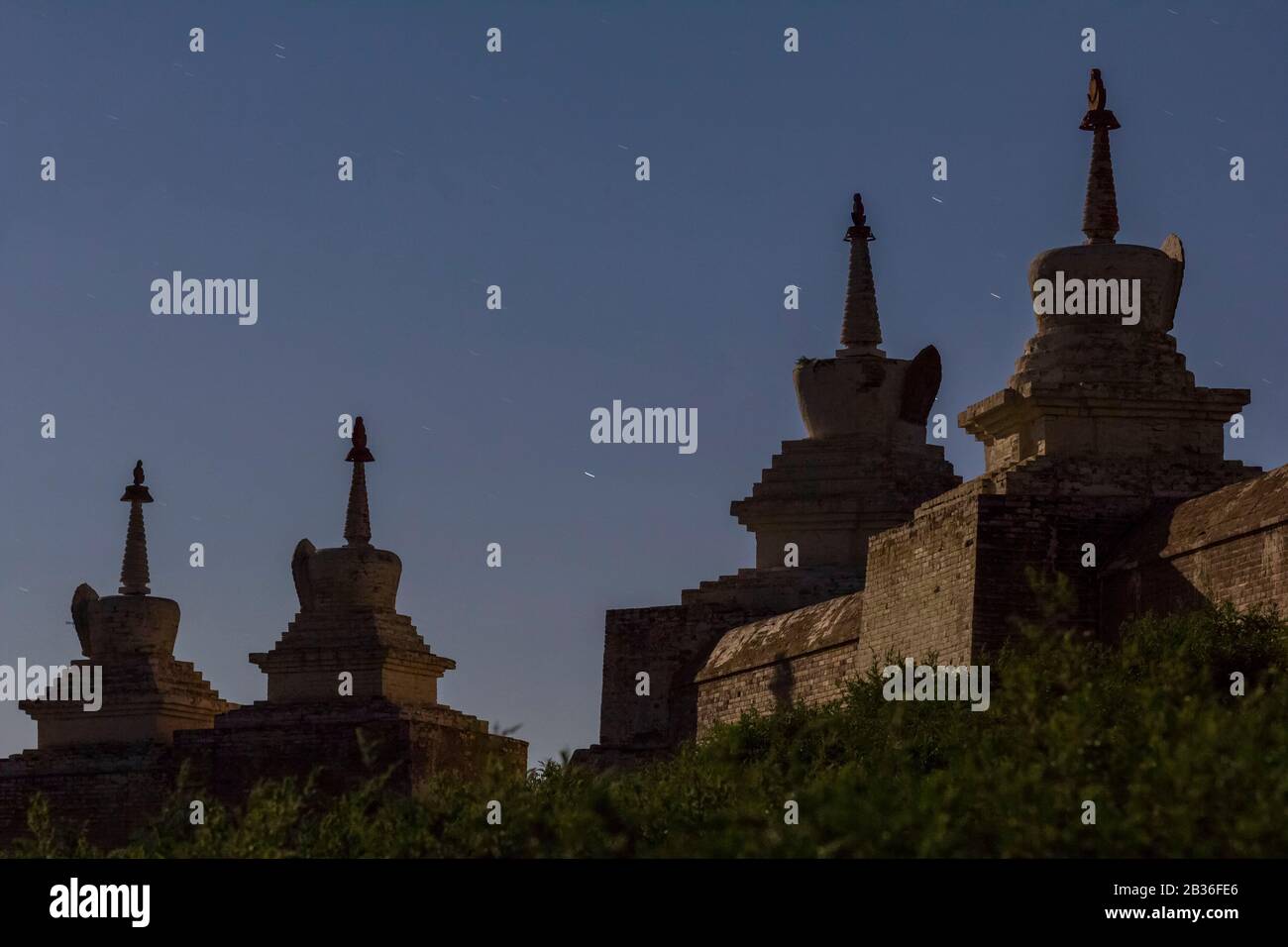 Mongolia, Provincia di Övörkhangai, vicino Kharkhorin, Valle di Orkhon dichiarata Patrimonio dell'Umanità dall'UNESCO, Erdene Zuu monastero di notte, recinto esterno punteggiato di stupa bianca, sotto un cielo stellato Foto Stock