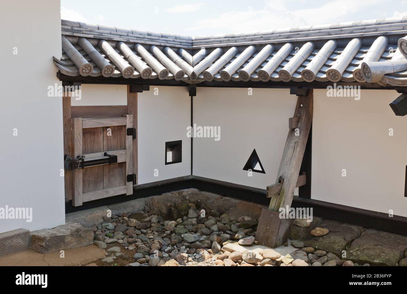 Ricostruite le mura di terra del Castello di Shirakawa (Komine), Giappone. Il castello fu fondato nel 1340 Foto Stock