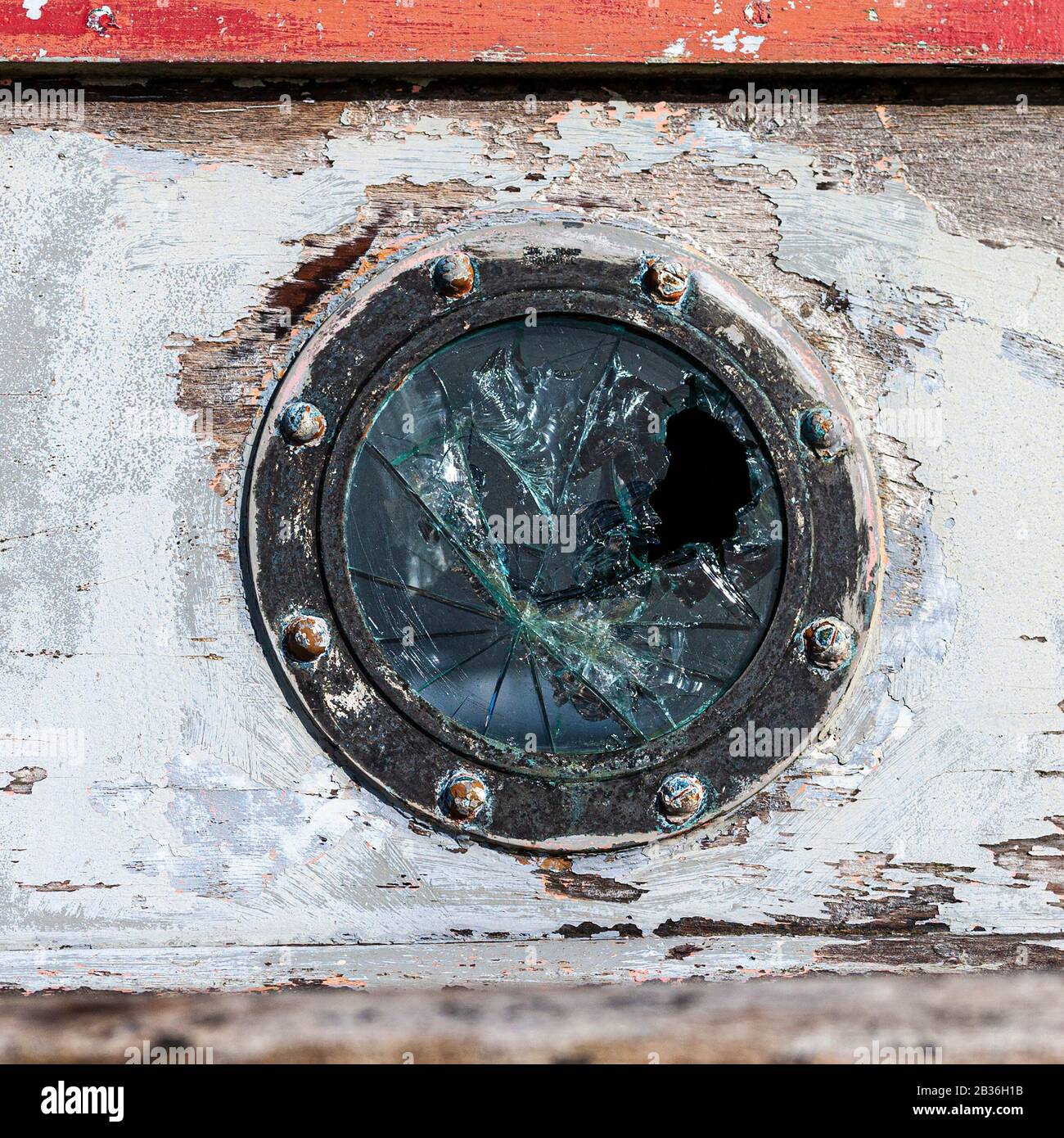 Vetro rotto in una finestra di oblò barca Foto Stock