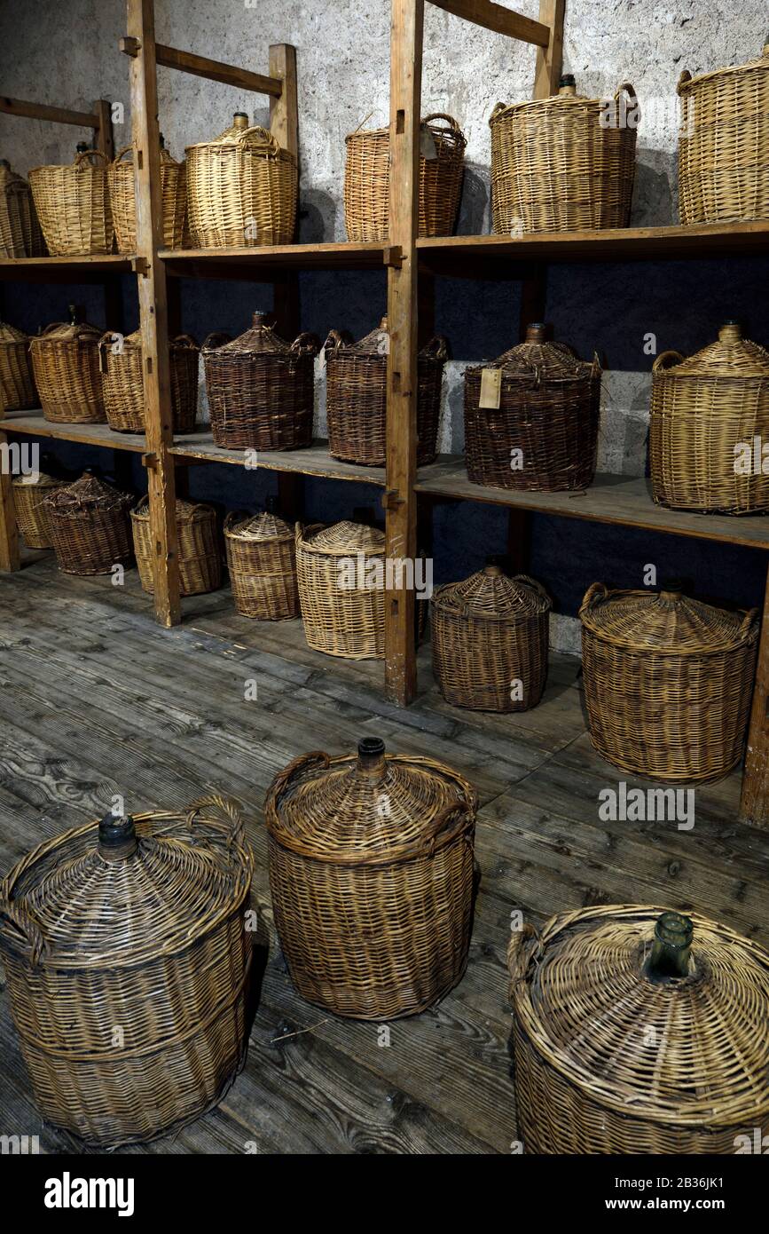 Francia, Haute Saone, Fougerolles Saint Valbert, Ecomuseo del Paese della Ciliegio, granaio, bottiglie di brandy per l'invecchiamento del kirsch Foto Stock