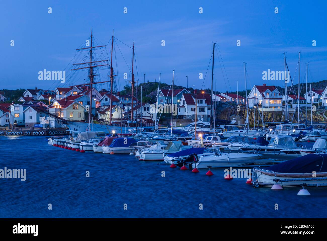 Svezia, Bohuslan, Isola di Tjorn, Skarhamn, marina cittadina, crepuscolo Foto Stock
