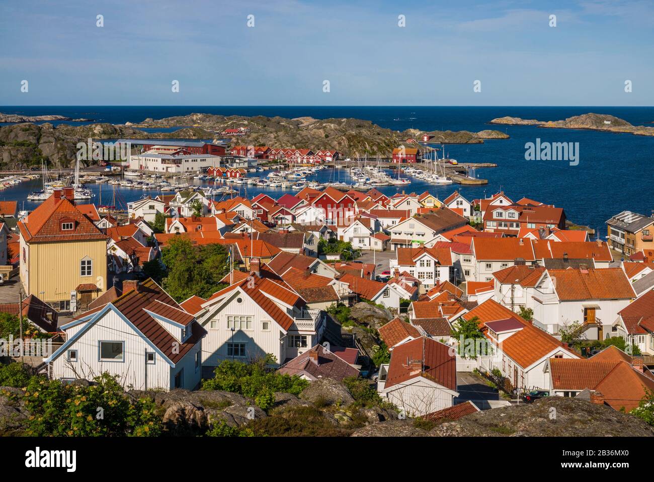 Svezia, Bohuslan, Isola di Tjorn, Skarhamn, vista della città ad alto angolo, alba Foto Stock