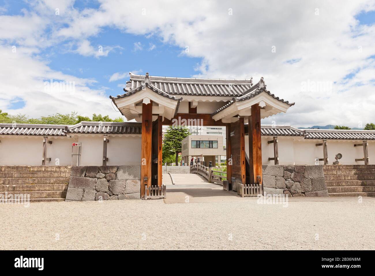 Ricostruita (1991) porta principale esterna orientale del Secondo Bailey del Castello di Yamagata (fondata nel 1356). Sito storico nazionale del Giappone Foto Stock