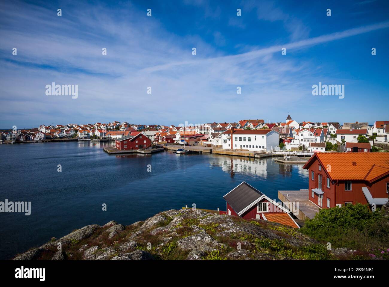 Svezia, Bohuslan, Isola di Tjorn, Kladesholmen, una vista del villaggio e del porto Foto Stock