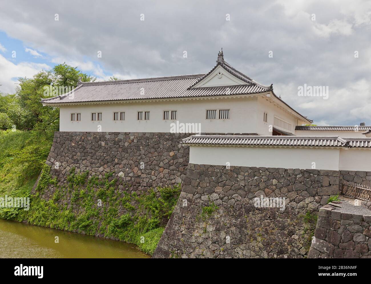 Ricostruita (1991) cancello principale interno orientale del Secondo Bailey del castello di Yamagata (fondata nel 1356). Sito storico nazionale del Giappone dal 1986 Foto Stock