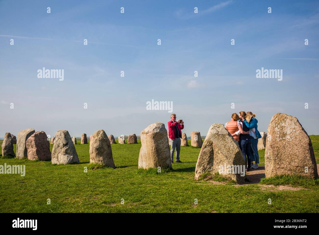 Svezia, Svezia meridionale, Kaseberga, Ales Stenar, Ale's Stones, sito rituale dei primi del 600 d.C., con visitatori Foto Stock