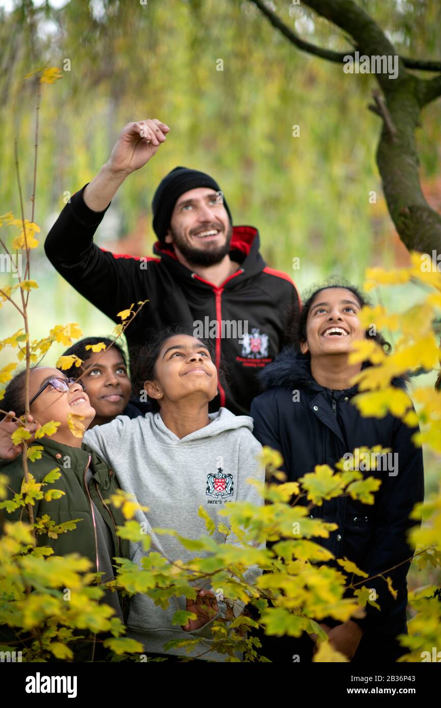 Una lezione del 7° anno di bushcraft in una scuola secondaria, nel Regno Unito. Foto Stock