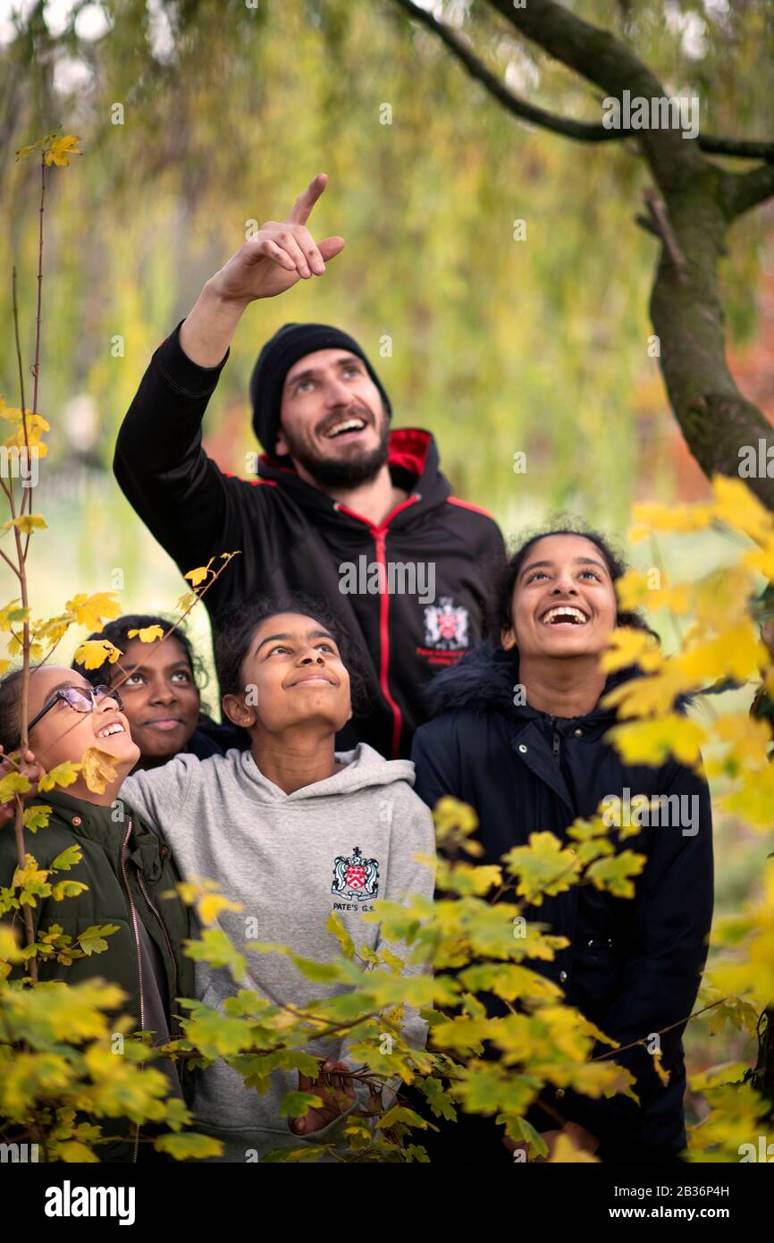 Una lezione del 7° anno di bushcraft in una scuola secondaria, nel Regno Unito. Foto Stock
