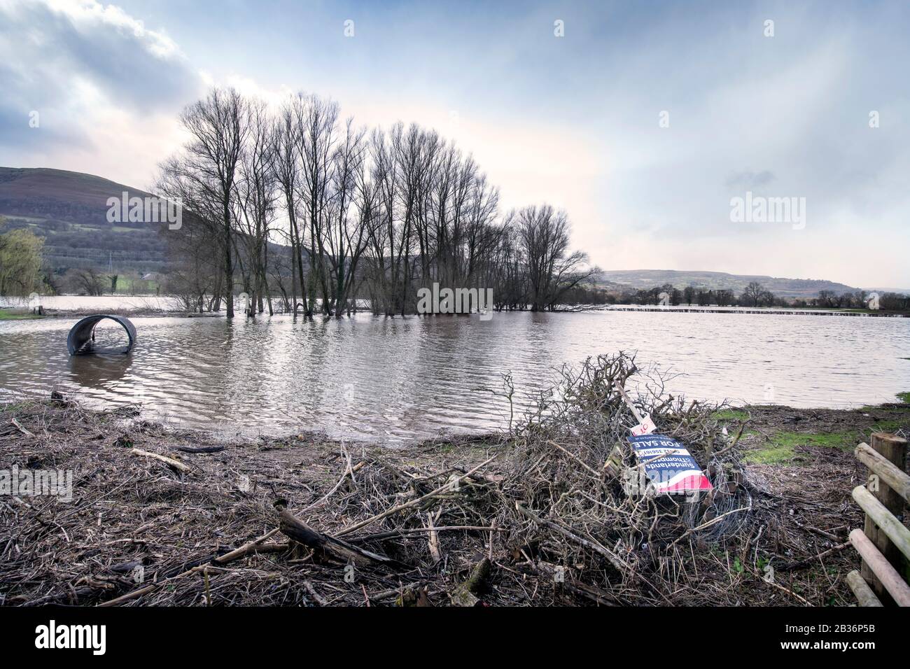 Le acque del fiume Usk intorno a Llanwenarth vicino Abergavenny, Regno Unito durante le inondazioni nel febbraio 2020 Foto Stock