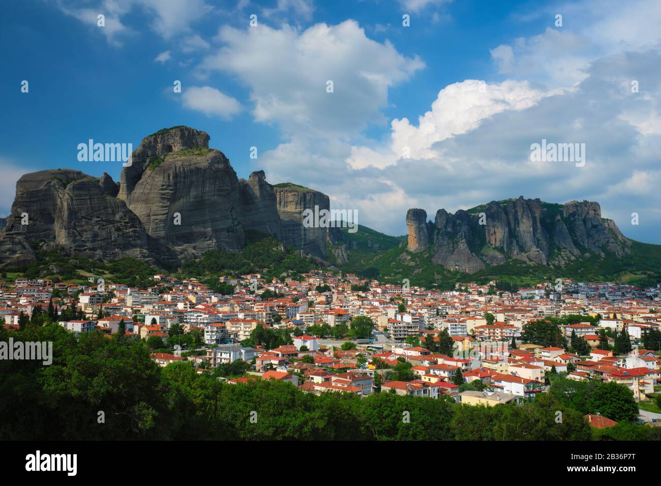 Vista del villaggio di Kalampaka nella famosa destinazione turistica greca Meteora in Grecia Foto Stock